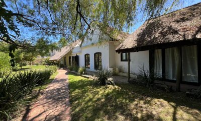 VENTA - Amplia casa a la venta en Punta del Este de 6 dormitorios en el Tesoro a 200 mts de ruta 10