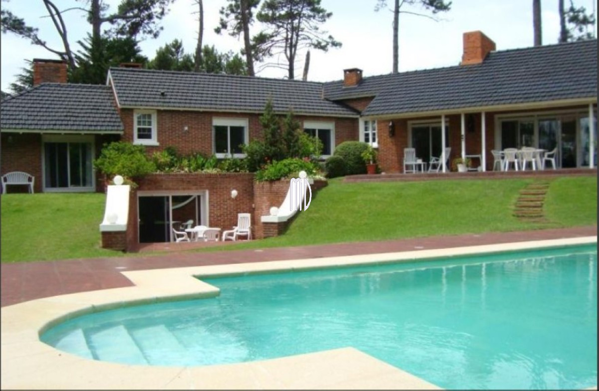 Casa ID.7404 - Hermosa casa en venta de 5 dormitorios.
