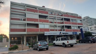 Vende apartamento de 2 dormitorios en Punta del Este