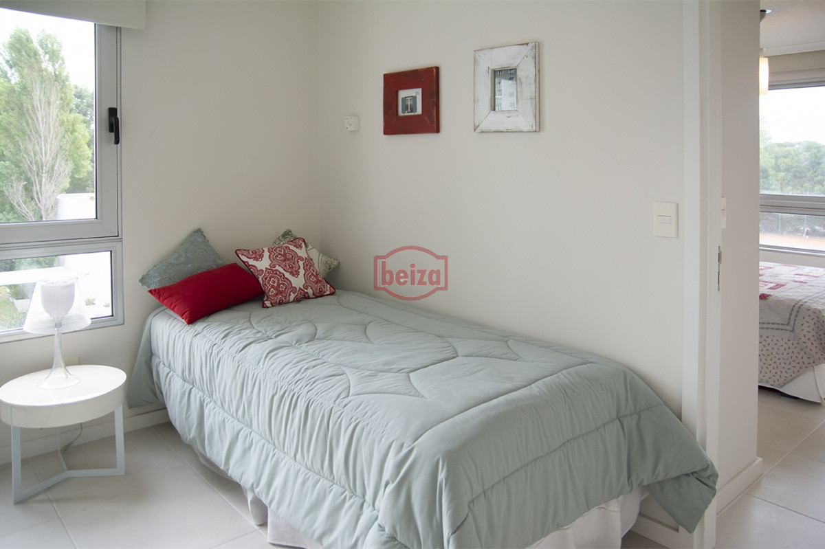 Apartamento ID.165853/Apartamento-en-Península-de-2-Dormitorios-con-vista-al-Mar - Departamento de 1 dormitorio y medio en venta en complejo con amenities. Playa Brava