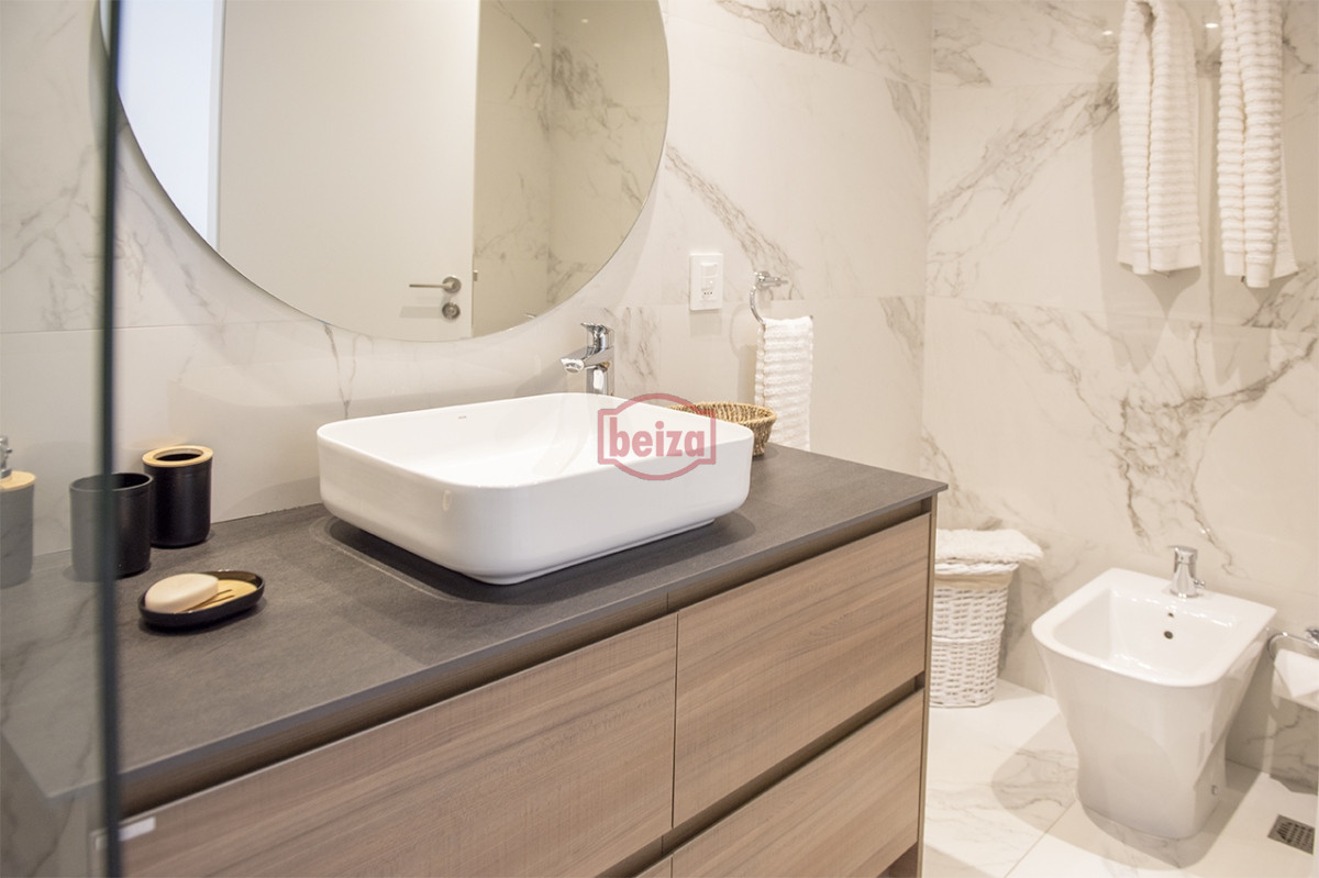 Apartamento ID.166725/Penthouse-en-VENTA,-3-dormitorios-en-suite- -Dependencia,-vista-180°. - VENETIAN, PRIMERA FILA PLAYA MANSA , PUNTA DEL ESTE, FRENTE AL MAR