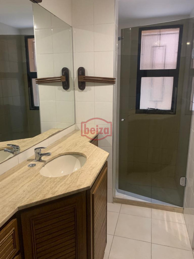 Apartamento ID.165870/VENDE-APARTAMENTO-DE-3-DORMITORIOS-EN-TORRE-DE-CATEGORÍA,-EDIFICIO-ROOSEVELT-CENTER,-PUNTA-DEL-ESTE. - Apartamento de 3 dormitorios, con parrillero y estufa, cerca del mar, Punta del Este 