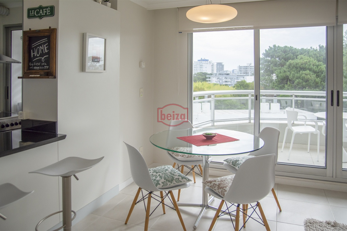 Apartamento ID.165853/Apartamento-en-Península-de-2-Dormitorios-con-vista-al-Mar - Departamento de 1 dormitorio y medio en venta en complejo con amenities. Playa Brava