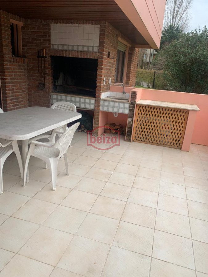 Apartamento ID.165870/VENDE-APARTAMENTO-DE-3-DORMITORIOS-EN-TORRE-DE-CATEGORÍA,-EDIFICIO-ROOSEVELT-CENTER,-PUNTA-DEL-ESTE. - Apartamento de 3 dormitorios, con parrillero y estufa, cerca del mar, Punta del Este 