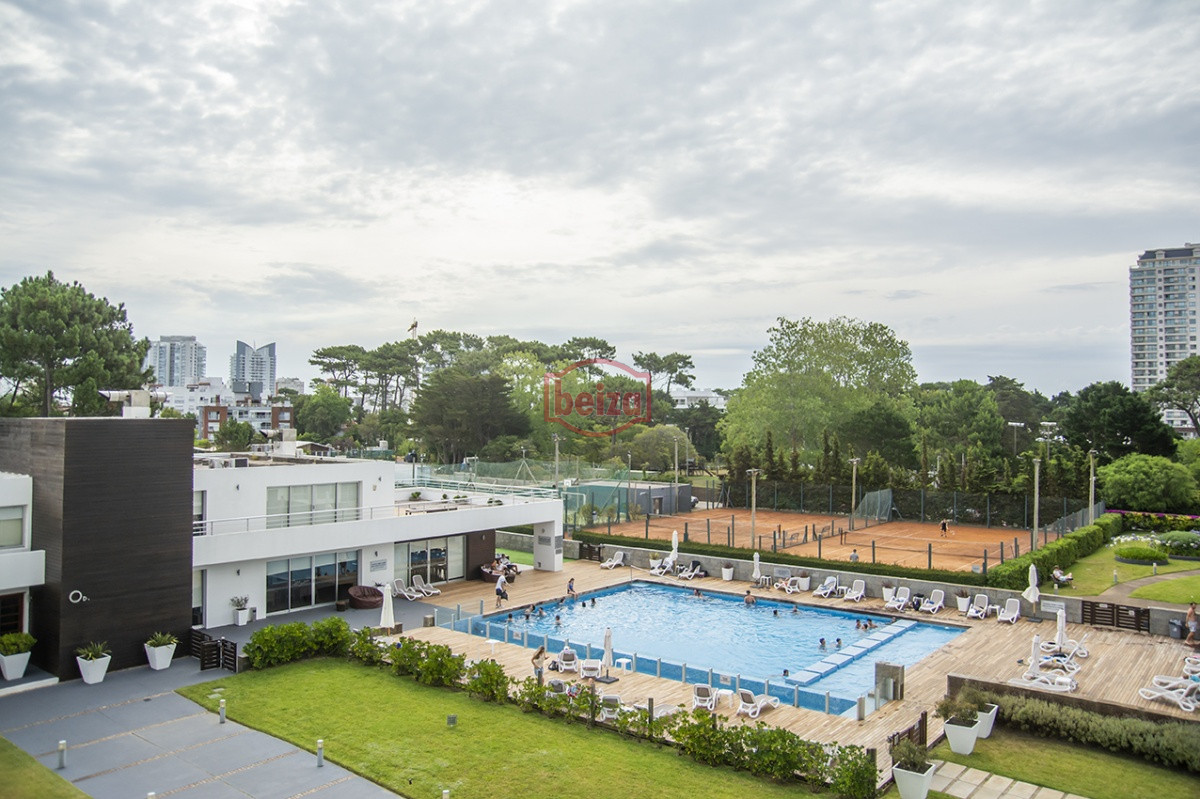 Apartamento ID.165853/Apartamento-en-Península-de-2-Dormitorios-con-vista-al-Mar - Departamento de 1 dormitorio y medio en venta en complejo con amenities. Playa Brava