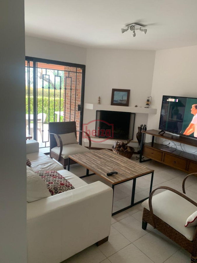 Apartamento ID.165870/VENDE-APARTAMENTO-DE-3-DORMITORIOS-EN-TORRE-DE-CATEGORÍA,-EDIFICIO-ROOSEVELT-CENTER,-PUNTA-DEL-ESTE. - Apartamento de 3 dormitorios, con parrillero y estufa, cerca del mar, Punta del Este 