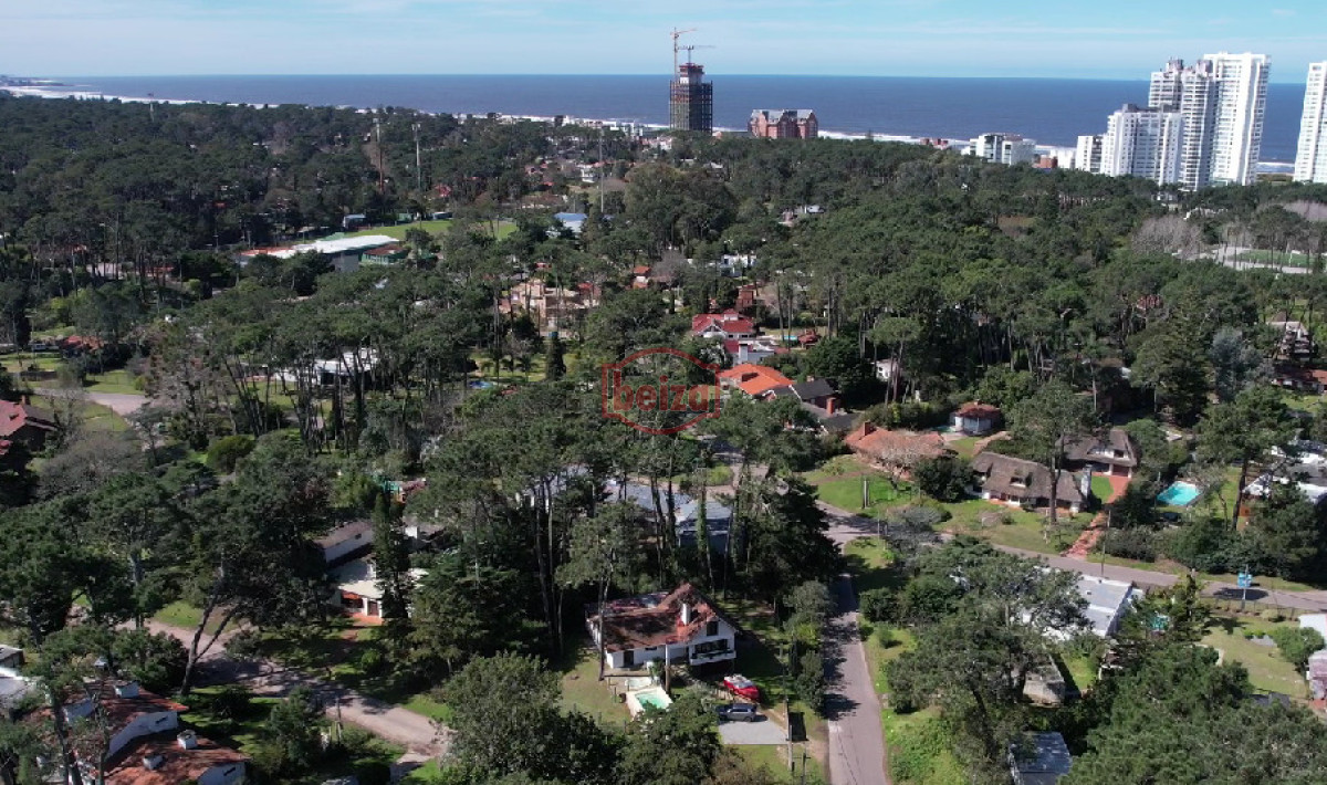 Casa ID.167190/En-venta-casa-de-3-dormitorios-en-Mansa,-Punta-del-Este-con-piscina- - Casa en Venta de 5 dormitorios en San Rafael , Punta del este 