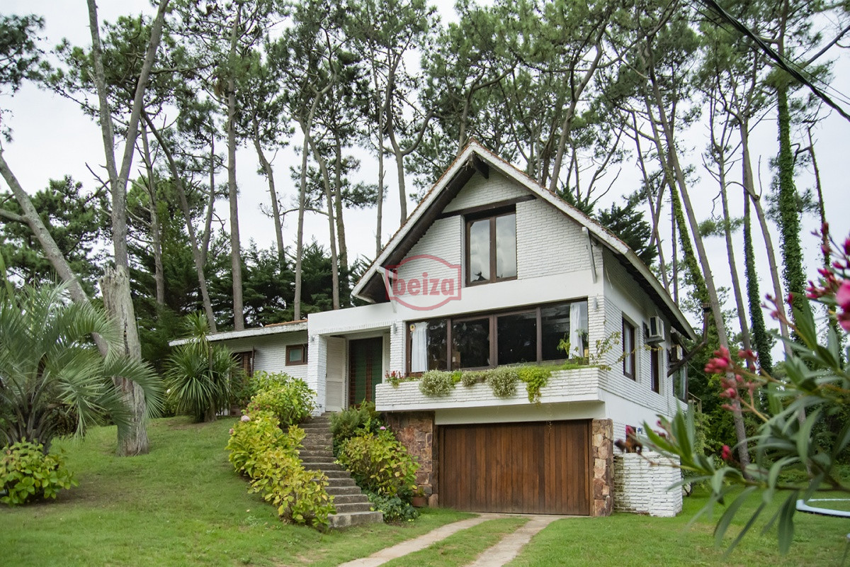 Casa ID.167190/En-venta-casa-de-3-dormitorios-en-Mansa,-Punta-del-Este-con-piscina- - Casa en Venta de 5 dormitorios en San Rafael , Punta del este 