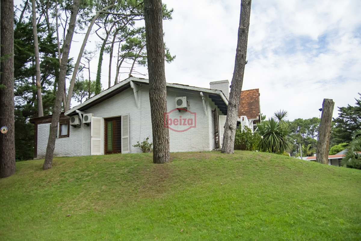Casa ID.167190/En-venta-casa-de-3-dormitorios-en-Mansa,-Punta-del-Este-con-piscina- - Casa en Venta de 5 dormitorios en San Rafael , Punta del este 