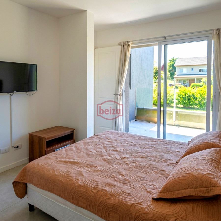 Casa ID.167192/Venta-casa-4-dormitorios-Barrio-Golf-Punta-del-Este - En venta casa de 3 dormitorios en Mansa, Punta del Este con piscina 