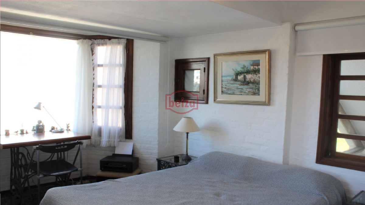 Casa ID.165692/Venta-casa-4-dormitorios-Barrio-Golf-Punta-del-Este - Casa en venta en playa Brava a solo 100 mts del mar. 4 dormitorios + dep.