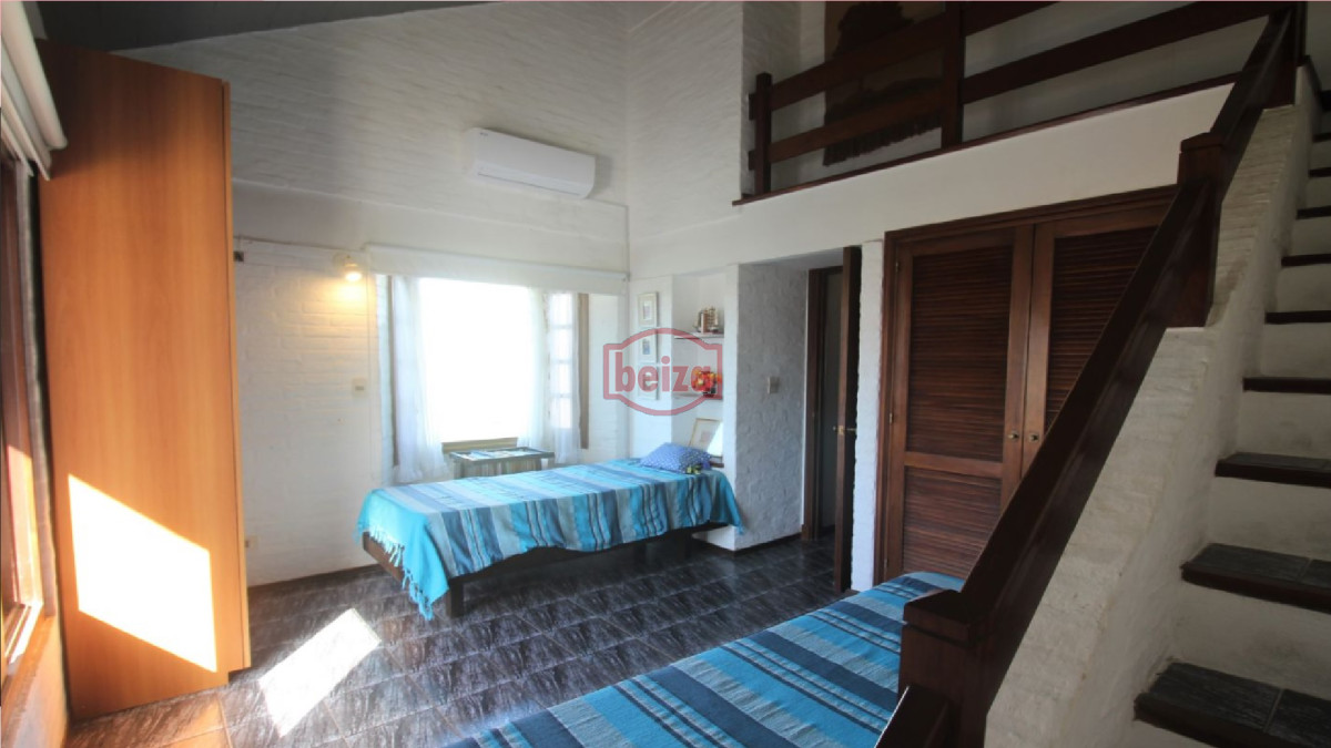 Casa ID.165692/Venta-casa-4-dormitorios-Barrio-Golf-Punta-del-Este - Casa en venta en playa Brava a solo 100 mts del mar. 4 dormitorios + dep.