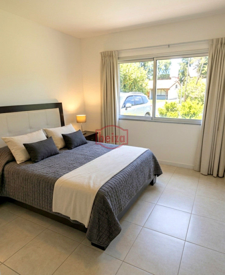 Casa ID.167192/Venta-casa-4-dormitorios-Barrio-Golf-Punta-del-Este - En venta casa de 3 dormitorios en Mansa, Punta del Este con piscina 