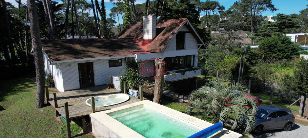 Casa ID.167190/En-venta-casa-de-3-dormitorios-en-Mansa,-Punta-del-Este-con-piscina- - Casa en Venta de 5 dormitorios en San Rafael , Punta del este 