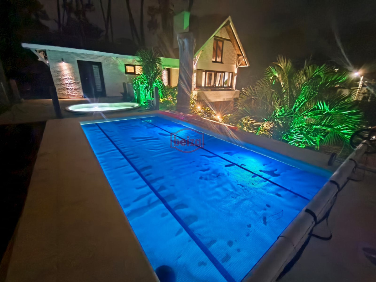 Casa ID.167190/En-venta-casa-de-3-dormitorios-en-Mansa,-Punta-del-Este-con-piscina- - Casa en Venta de 5 dormitorios en San Rafael , Punta del este 