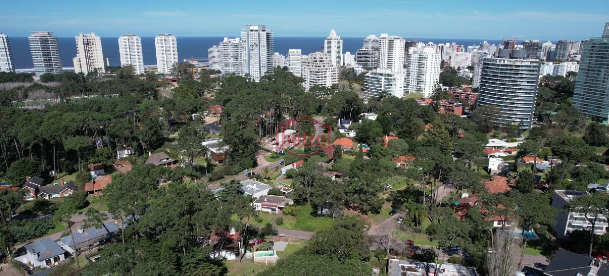 Casa ID.167190/En-venta-casa-de-3-dormitorios-en-Mansa,-Punta-del-Este-con-piscina- - Casa en Venta de 5 dormitorios en San Rafael , Punta del este 