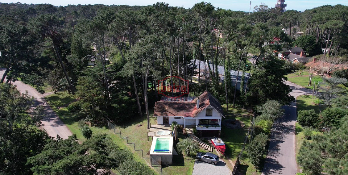Casa ID.167190/En-venta-casa-de-3-dormitorios-en-Mansa,-Punta-del-Este-con-piscina- - Casa en Venta de 5 dormitorios en San Rafael , Punta del este 
