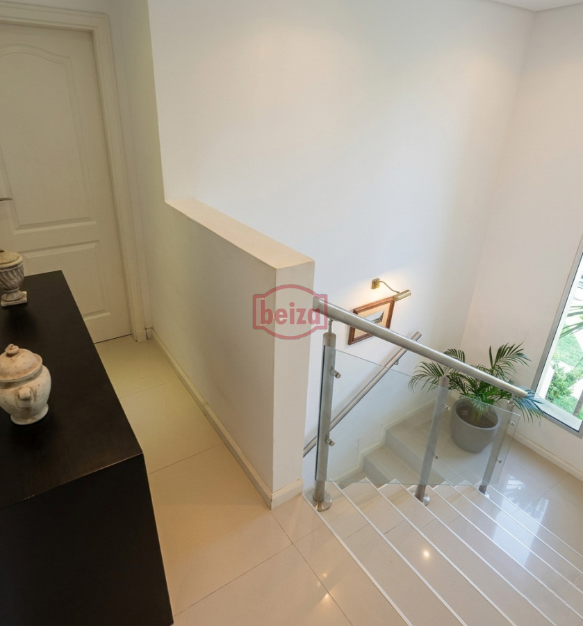 Casa ID.167192/Venta-casa-4-dormitorios-Barrio-Golf-Punta-del-Este - En venta casa de 3 dormitorios en Mansa, Punta del Este con piscina 