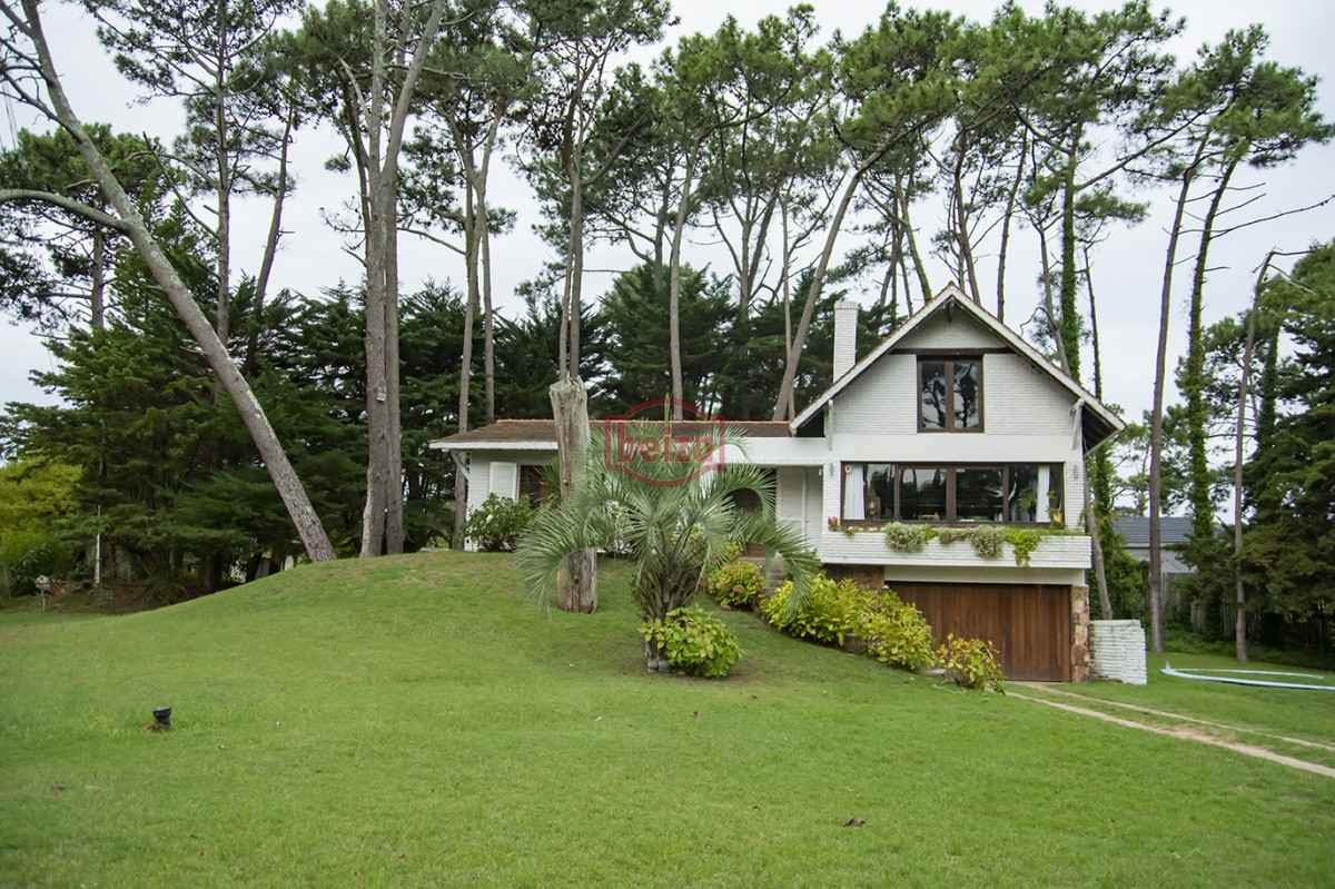 Casa ID.167190/En-venta-casa-de-3-dormitorios-en-Mansa,-Punta-del-Este-con-piscina- - Casa en Venta de 5 dormitorios en San Rafael , Punta del este 