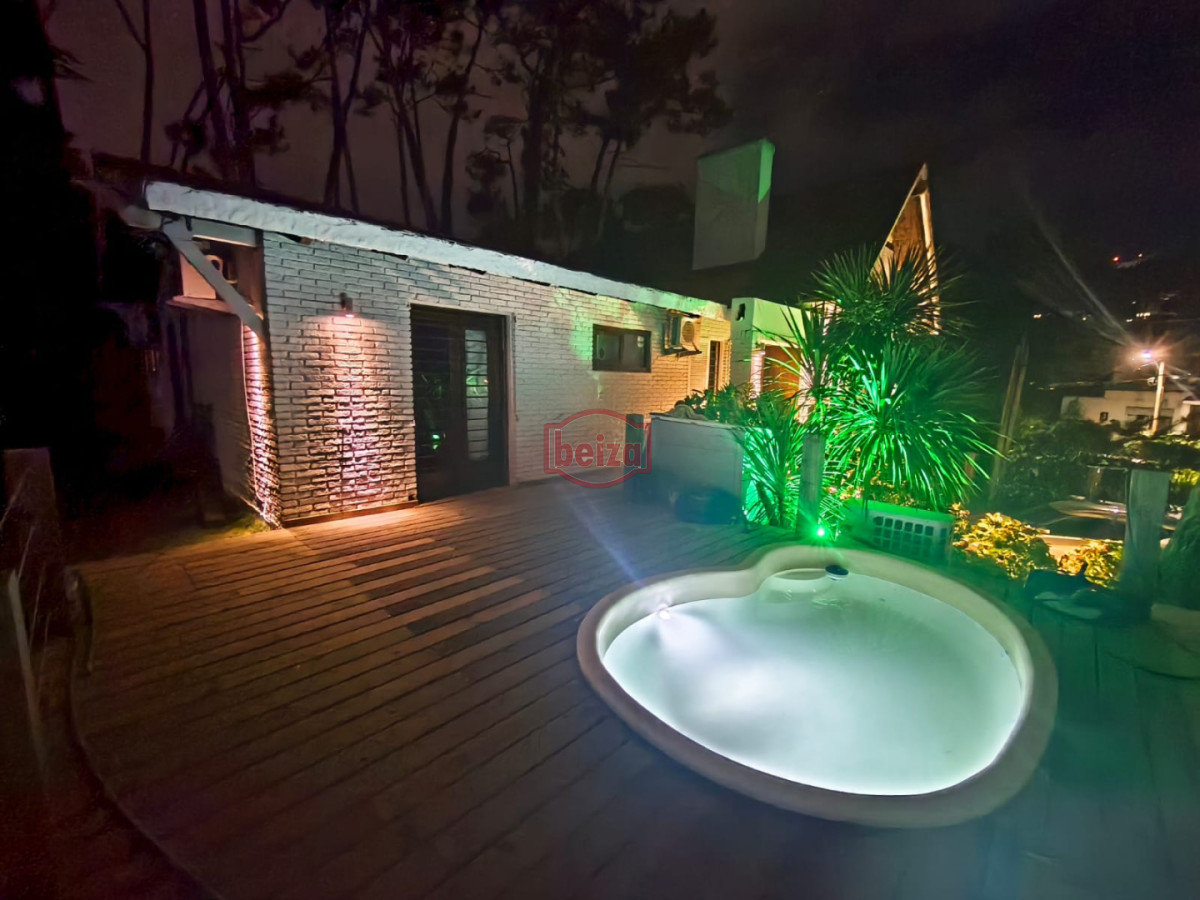 Casa ID.167190/En-venta-casa-de-3-dormitorios-en-Mansa,-Punta-del-Este-con-piscina- - Casa en Venta de 5 dormitorios en San Rafael , Punta del este 