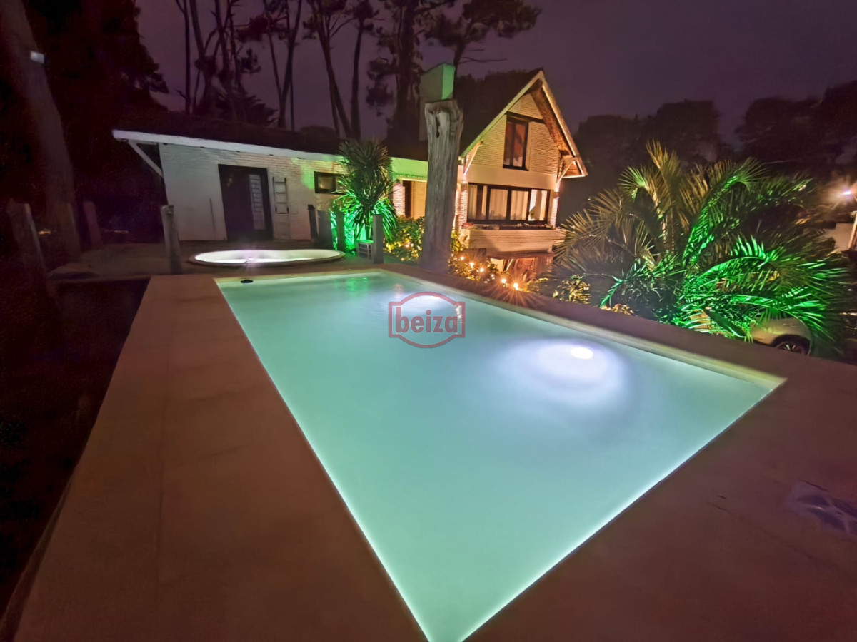 Casa ID.167190/En-venta-casa-de-3-dormitorios-en-Mansa,-Punta-del-Este-con-piscina- - Casa en Venta de 5 dormitorios en San Rafael , Punta del este 