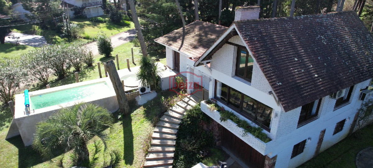 Casa ID.167190/En-venta-casa-de-3-dormitorios-en-Mansa,-Punta-del-Este-con-piscina- - Casa en Venta de 5 dormitorios en San Rafael , Punta del este 