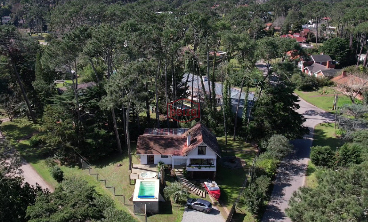Casa ID.167190/En-venta-casa-de-3-dormitorios-en-Mansa,-Punta-del-Este-con-piscina- - Casa en Venta de 5 dormitorios en San Rafael , Punta del este 