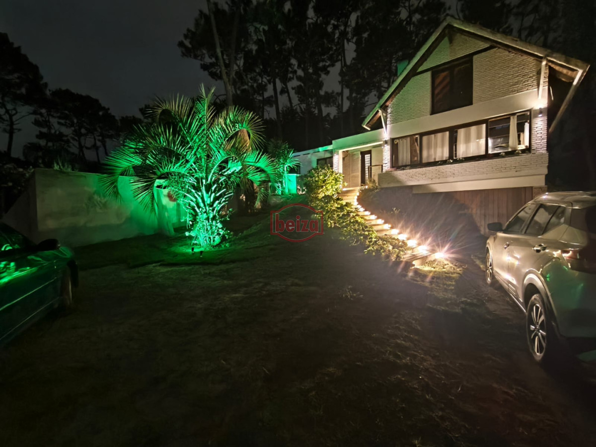 Casa ID.167190/En-venta-casa-de-3-dormitorios-en-Mansa,-Punta-del-Este-con-piscina- - Casa en Venta de 5 dormitorios en San Rafael , Punta del este 