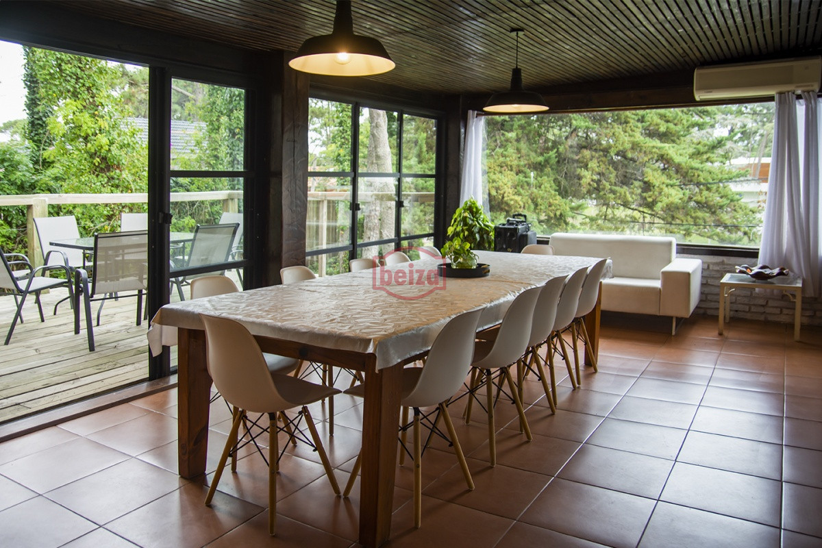 Casa ID.167190/En-venta-casa-de-3-dormitorios-en-Mansa,-Punta-del-Este-con-piscina- - Casa en Venta de 5 dormitorios en San Rafael , Punta del este 