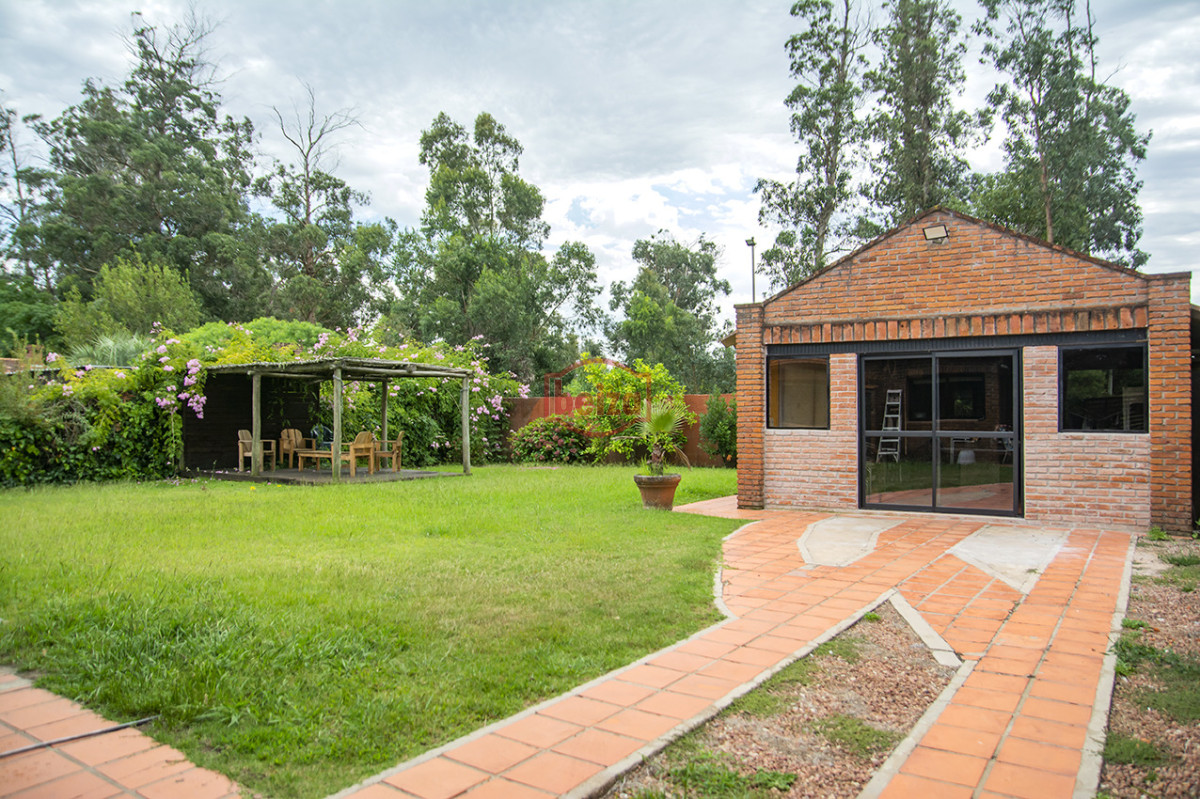 Casa ID.167196/Mansa.-Casa-3-Dormitorios-con-Apartamento-de-huéspedes.-Piscina. - En venta casa de 3 Dormitorios en Jardines de Córdoba con Barbacoa 