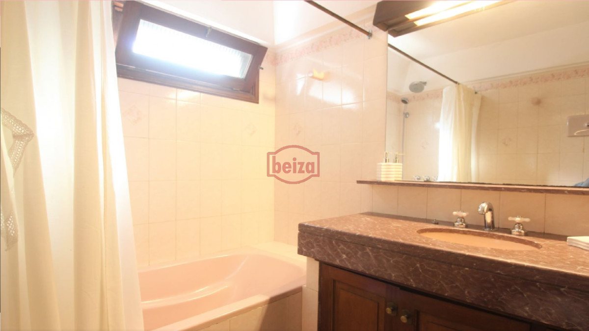 Casa ID.165692/Venta-casa-4-dormitorios-Barrio-Golf-Punta-del-Este - Casa en venta en playa Brava a solo 100 mts del mar. 4 dormitorios + dep.