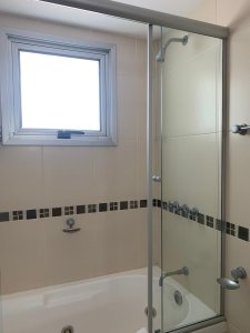 Se vende apartamento de 3 dormitorios más dependencia completa en Punta del Este. Terraza con parrillero propio.  - NDM8180A