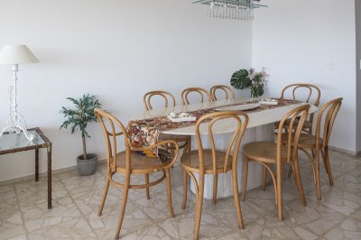 Vende apartamento con balcon y 3 dormitorios en Península Punta del Este - NDM24175A