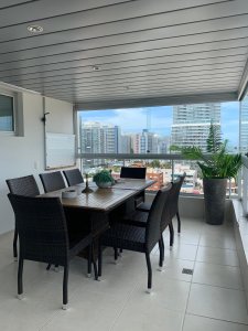 Se vende apartamento de 3 dormitorios más dependencia completa en Punta del Este. Terraza con parrillero propio.  - NDM8180A