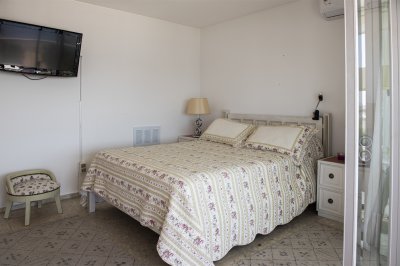 Vende apartamento con balcon y 3 dormitorios en Península Punta del Este - NDM24175A