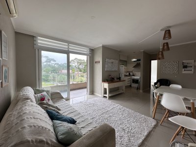 Vende apartamento en playa mansa de 1 dormitorio con parrillero, Punta del Este  - NDM24651A