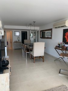 Se vende apartamento de 3 dormitorios más dependencia completa en Punta del Este. Terraza con parrillero propio.  - NDM8180A