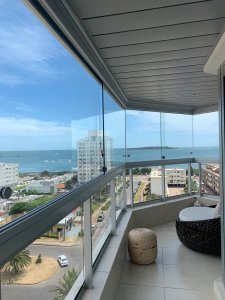 Se vende apartamento de 3 dormitorios más dependencia completa en Punta del Este. Terraza con parrillero propio.  - NDM8180A