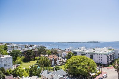 Vende apartamento con balcon y 3 dormitorios en Península Punta del Este - NDM24175A