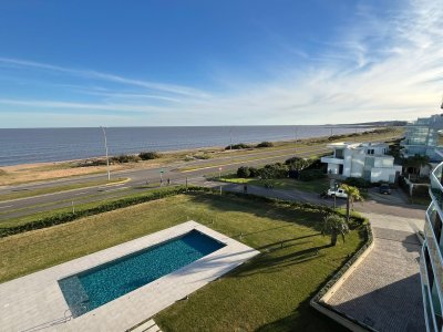 Apartamento en playa mansa con vista frente al mar.