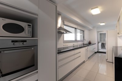 Alquila departamento de 3 dormitorios en suite en Brava- Punta del Este - NDM20201A
