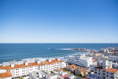 Departamento de 1 dormitorio y medio en venta en Peninsula, vista al mar. 