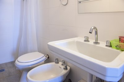 Vende apartamento con balcon y 3 dormitorios en Península Punta del Este - NDM24175A