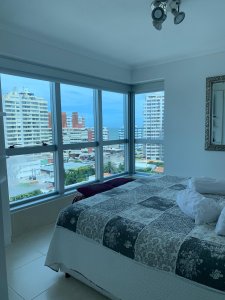 Se vende apartamento de 3 dormitorios más dependencia completa en Punta del Este. Terraza con parrillero propio.  - NDM8180A