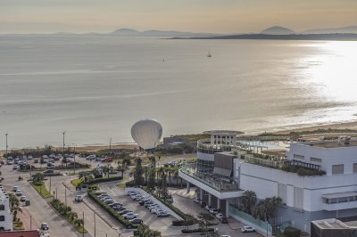 Piso alto con vistas panoramicas de Playa Mansa. Artower