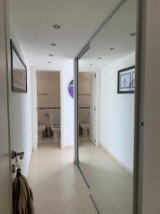 Se vende apartamento de 3 dormitorios más dependencia completa en Punta del Este. Terraza con parrillero propio.  - NDM8180A