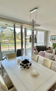 Se vende excelente apartamento con vista inigualable en Roosevelt, Punta del Este, de 2 dormitorios.