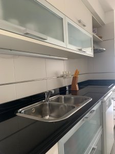 Se vende apartamento de 3 dormitorios más dependencia completa en Punta del Este. Terraza con parrillero propio.  - NDM8180A