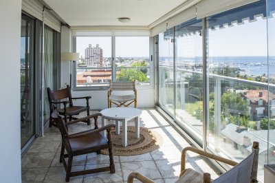 Vende apartamento con balcon y 3 dormitorios en Península Punta del Este - NDM24175A