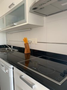 Se vende apartamento de 3 dormitorios más dependencia completa en Punta del Este. Terraza con parrillero propio.  - NDM8180A